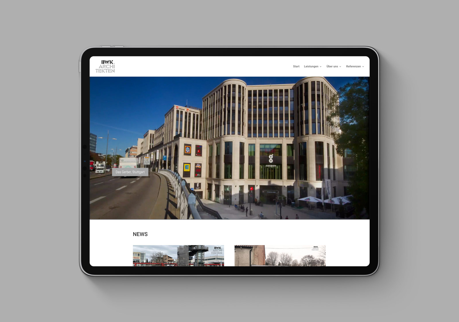 BWK-Architekten---Startseite-ipad Architekturansicht eines modernen Gebäudes auf einem iPad-Display.