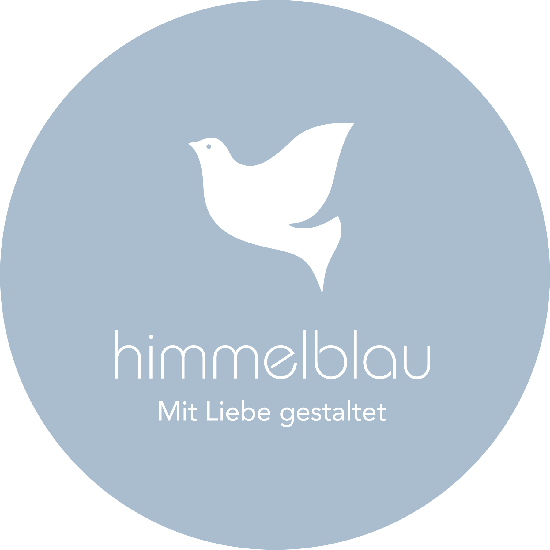 Design-Agentur ARNE | Home Ein weißer, stilisierter Vogel steht über dem Schriftzug „himmelblau“; darunter ergänzt „Mit Liebe gestaltet“ das Logo.